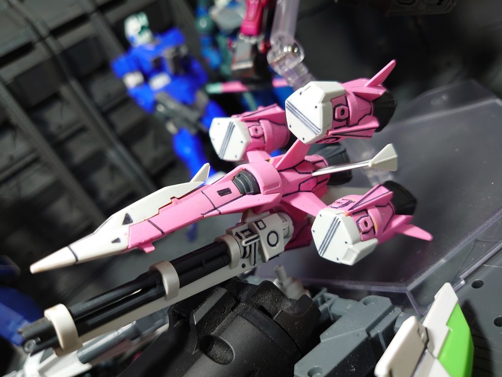 ガンバレルだけだとなんか貧相に感じたので、メテオホッパーのパーツやその他ジャンクパーツを組み合わせて、機動バインダーとエネルギーパックを内蔵した強化型ガンバレルストライカーという感じにしてみました。
ガンバレルもネオ・ロアノーク仕様という意味でエグザスを思わせるピンクにしてみました