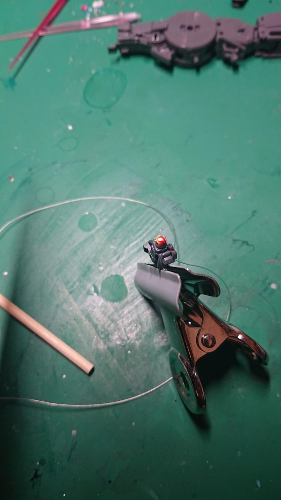 右カメラアイ
LEDは白チップを使用。
カメラ部に穴を開け透明レジンを盛り蛍光レッド→クリアレッドの順で塗装