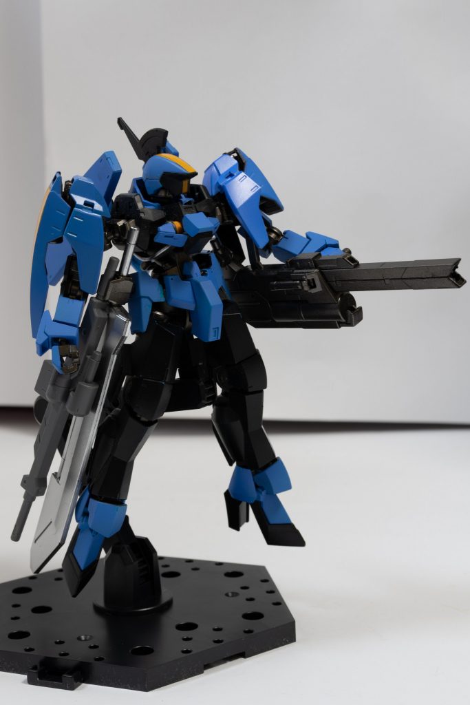 2機で左右を補佐するためアシンメトリーに改造されている。
後述する大型武装を扱うために、スラスター出力は強力なものになっている。