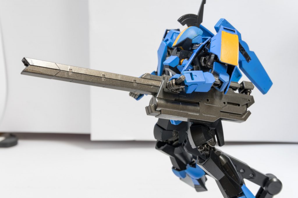 ・腰部半固定式レールキャノン
革命軍がギャラルホルンの武器倉庫から奪取した武装。
大量に押し寄せてくるアリアンロッド艦隊に少しでも肉薄できるようにと装備している。