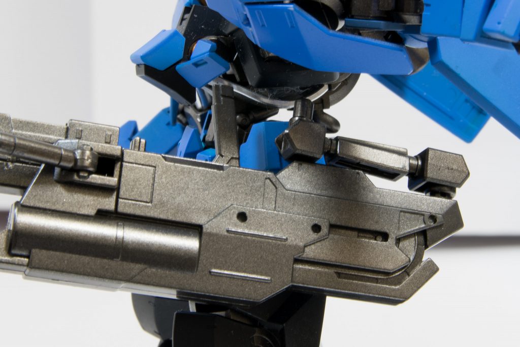 大型の装備のため、腰部アームを介し設置している。