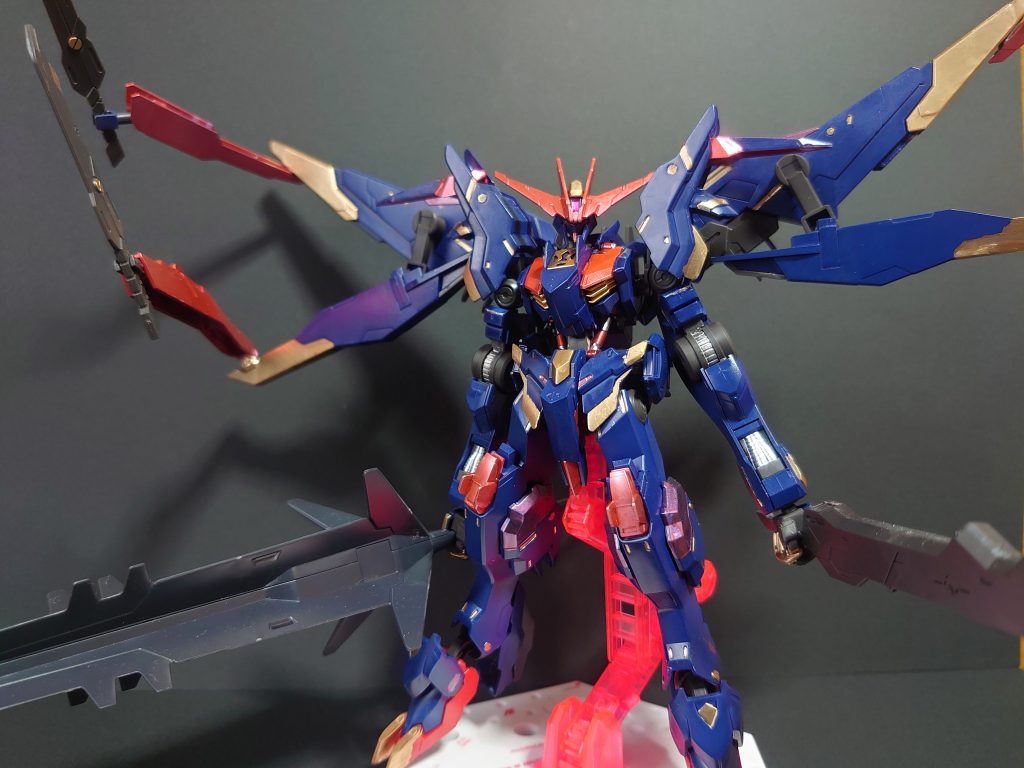 そして翼内部にもサブアームとナイフを内蔵。
広げると大きいので撮影ベースに入らず…
ガンダムタイプだけではなくモビルアーマーとの戦いへの対処として採用。