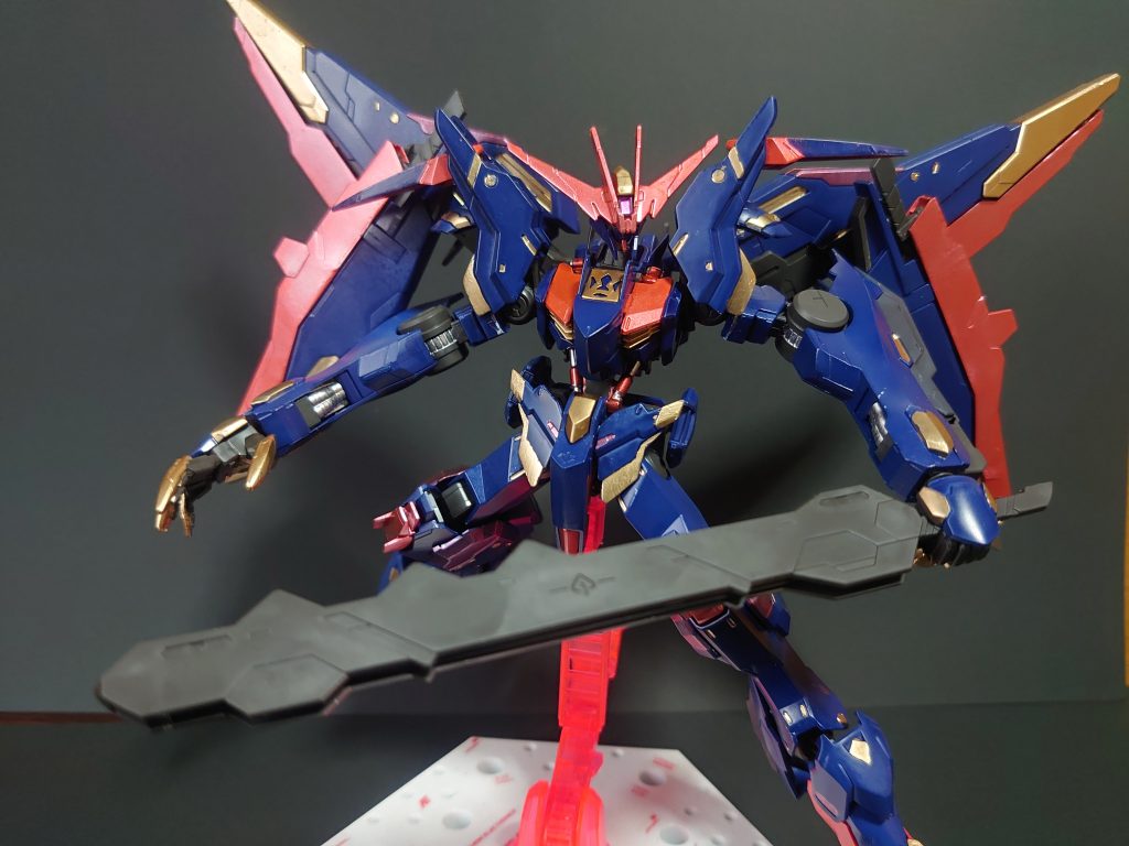 メイス以外にも太刀が内蔵されているバスタードメイスも採用。