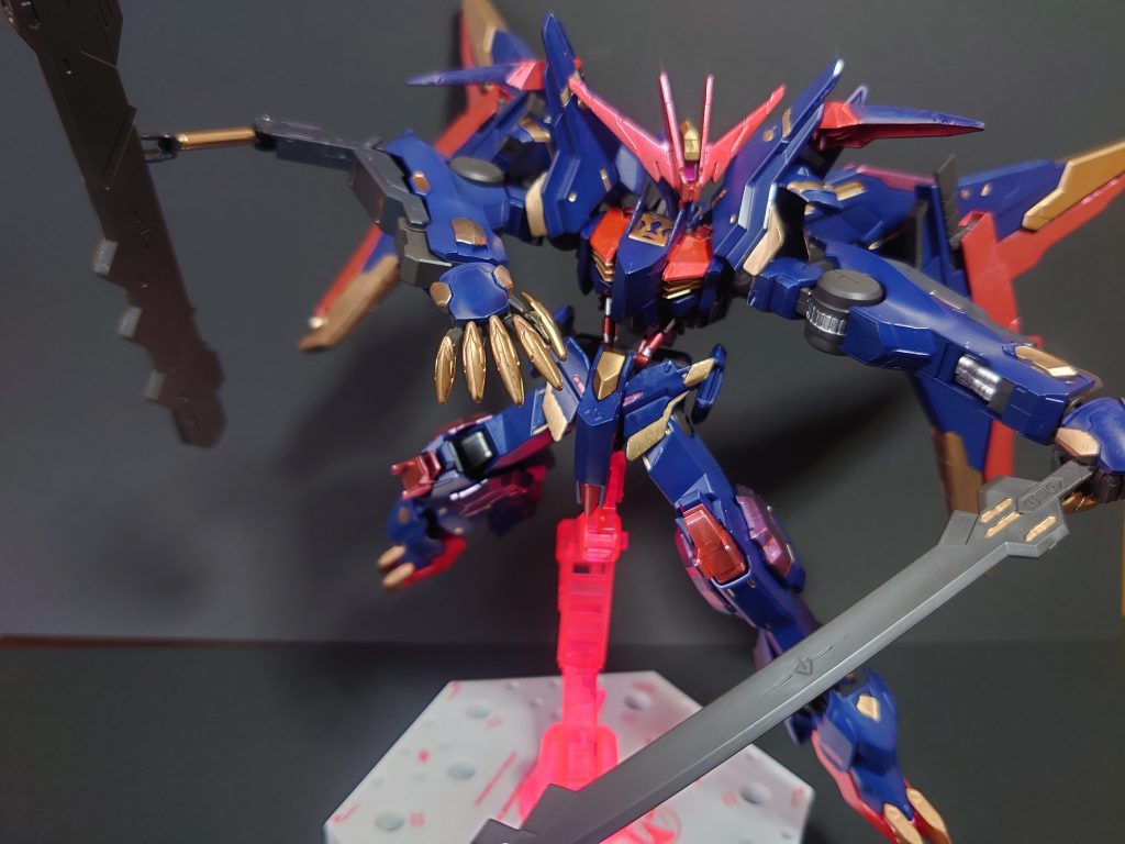 内部のナノラミネートソードを解放でき、腕内部にあるサブアームに鞘を持たせ鈍器としてふるうことも可能です。