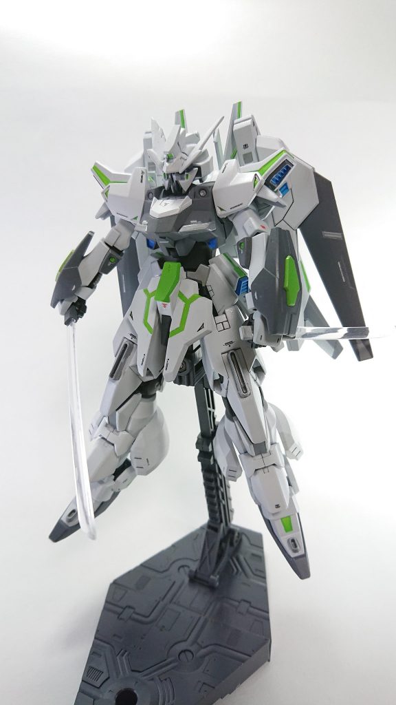 4刀流の攻撃から武器が無くなったと思わせて見えない剣で攻撃というインチキ武器も完備。腰横に磁石でマウントしてます。