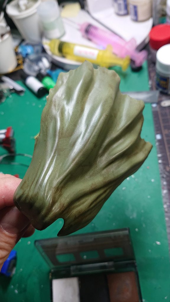 マント
ウェザリングカラーでウォッシング
拭き取りながら濃淡を付けています