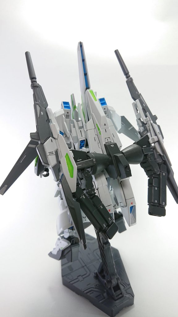 ドッキング背面 支援機の武装はアームにより可動式なのでこのまま両手に持つことが可能です。