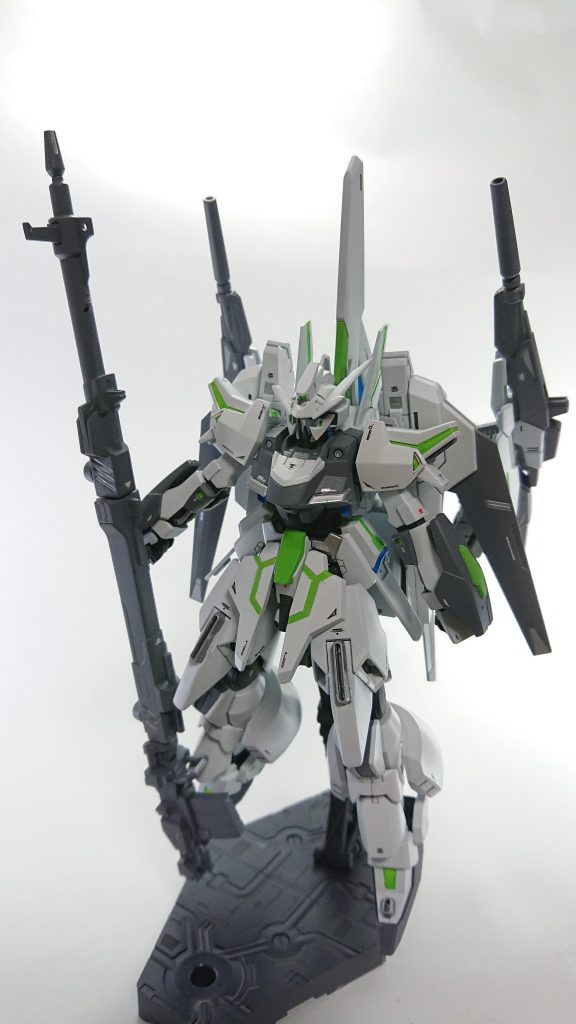 バスターの武器を改造して作った長物武器。やっぱりデカい武器ってイイですね。バックパック化した支援機も結構デカいんですが意外にも台座無しで自立可能だったりします。 閲覧ありがとうございます。