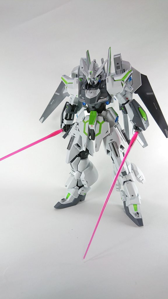 スピードを生かした近接戦闘型という感じです。写真には無いですが足の甲の部分にもビームサーベルの取り付けができ4刀流攻撃が可能です。