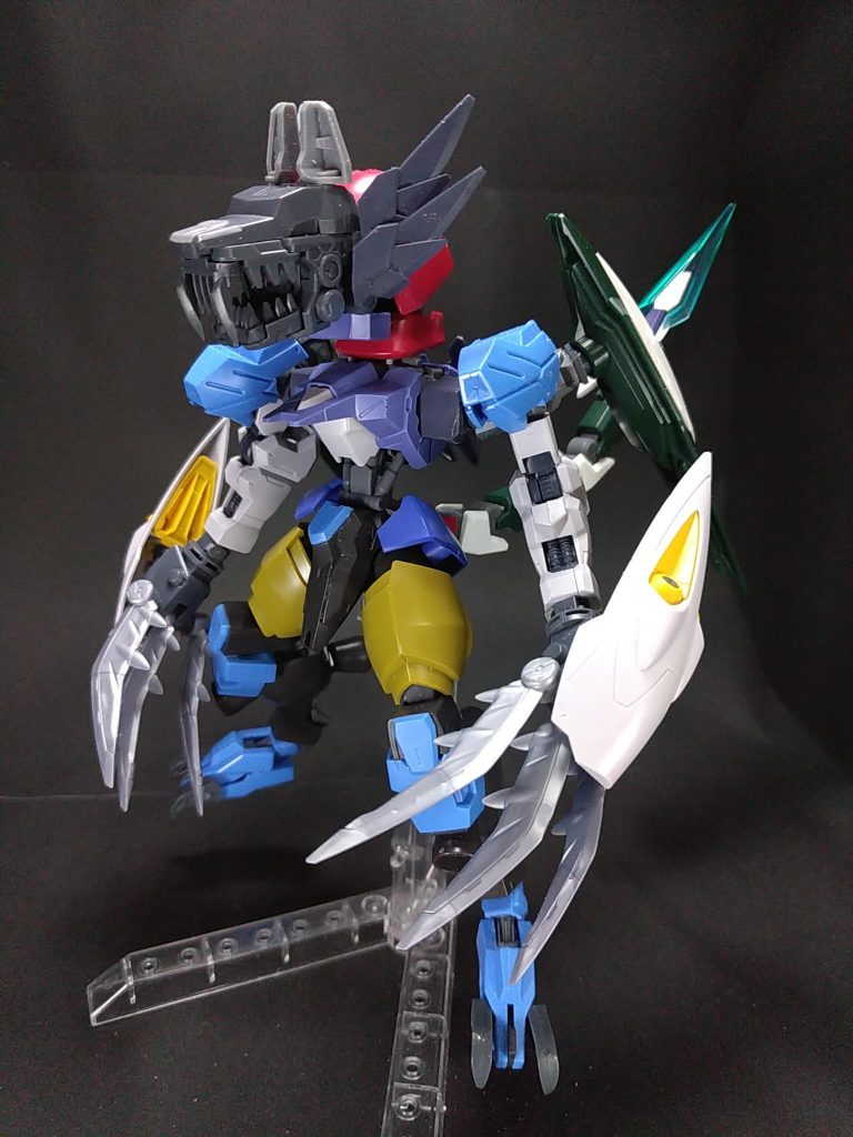 塗装前です。
この時点で、頭がオーバーサイズぎみかなと思いましたが、スタイルを参考にしたワーガルルモンやメタルガルルモンX等も頭が大きめだったのでこのまま塗装する事にしました。