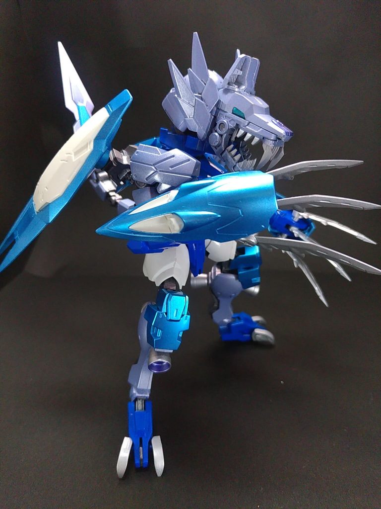 北欧神話のフェンリルをモチーフにしてます。
神話のフェンリルは巨大な狼なのですが、高校生の頃はまっていたゲーム「テイルズオブファンタジア」の影響で、フェンリルと言うと「獣人型&氷属性」のイメージが強かったので、ブルー系のカラーでまとめた獣人型で作ってみました。