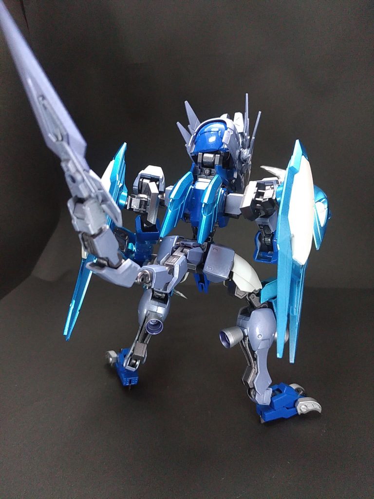 背中にはメルクワンユニットの腕のフィンのようなパーツを使って狼の毛を表現してます。
尻尾の先端はAGE2マグナムの余剰パーツになるシールドを使ってます。