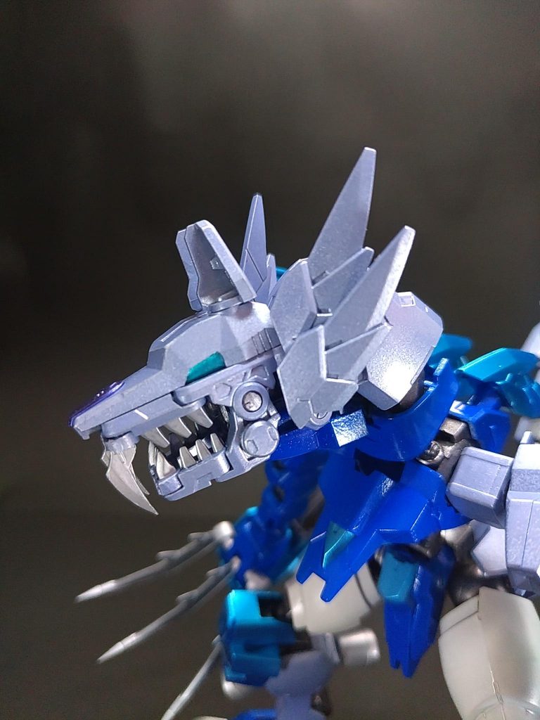 頭部はM.S.GカスタマイズヘッドC、たてがみ部分はメルクワンユニットの肩。
下顎にはキマリスヴィダールの足の甲を使ってます。
目は青竹色で塗装した後、レンズ効果を狙ってUVレジンを厚めに盛ってます。