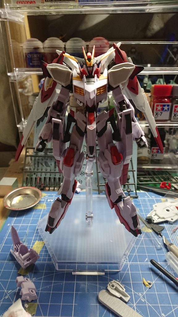 バエルにも同じ電源マークみたいなものがあるからという理由でつけてみたのですが、意外とマッチしてくれました。
下からはポージングです。