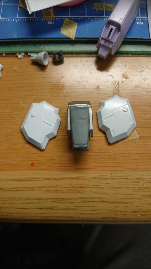 脚部スラスターの合わせ目はパーツを写真のように分解して接着し、後からフレームに付けられるように加工しました。
(当然ですが、塗装前にその加工を施しました。)