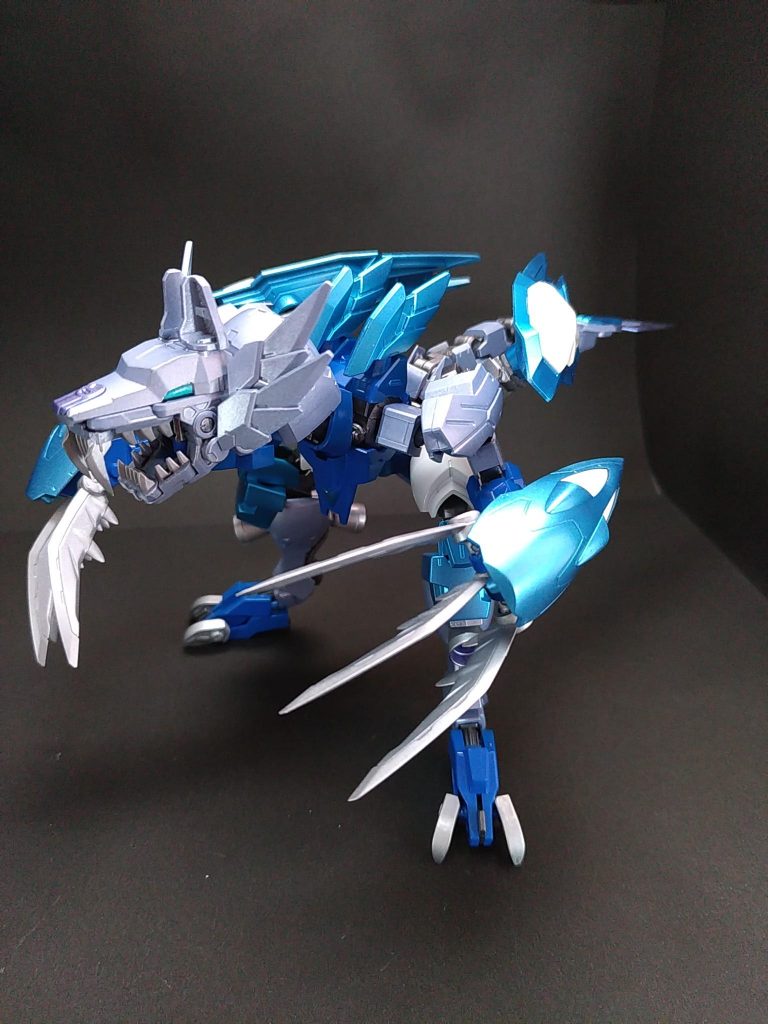 胴体を倒して肉食恐竜のような体勢を取る事もできます。