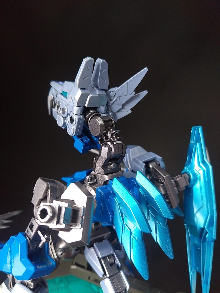 首はグリムゲルデの肩関節と胸部の引き出しパーツ。
引き出しパーツは胴体の接続軸がある方同士を接着して左右対称のパーツを作りました。
装甲部分はグリムゲルデの肩と襟。