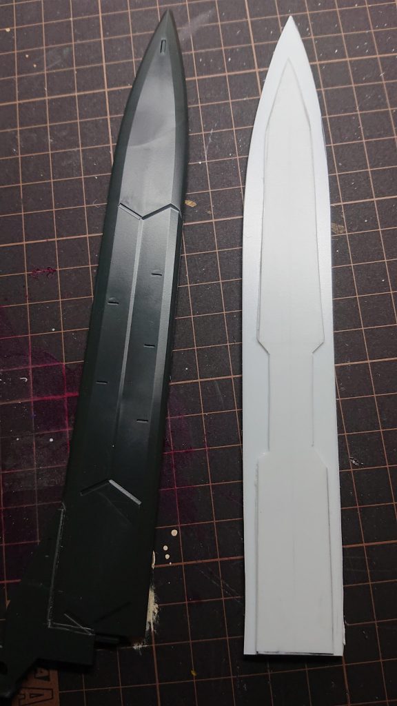 プラ板に元のGNソードを写し取り積層して形に