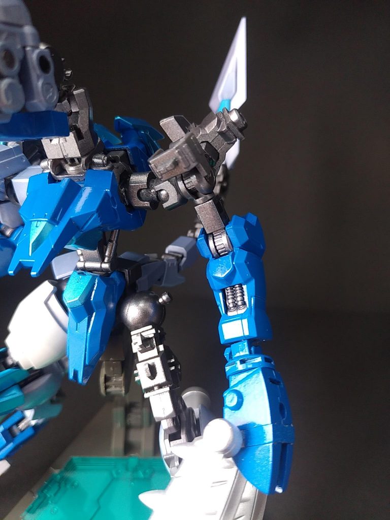 肩関節はボールデンアームアームズのボールジョイント大と中、ボール状のポリキャップで作りました。
ヴィダールの肩フレームは丸モールドがある所に3mm穴を開けて、90°回転させて動物の関節っぽく前後に動くようにしました。
レギンレイズジュリアのバインダーと肩を接続するパーツはレギンレイズの肩と胴体をつなぐパーツです。白い成形色の装甲パーツは接続穴を貫通させて裏表逆に付けてます。上の首の画像で確認できると思います。