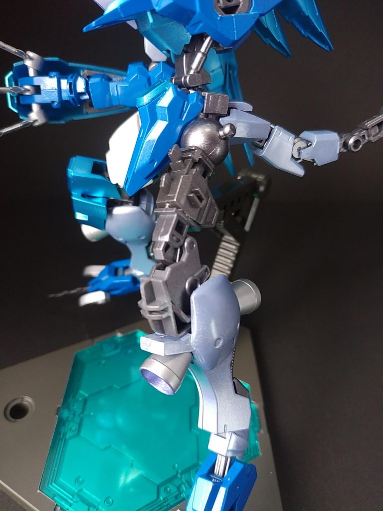 ヴィダールの脚の股関節パーツを外した所に、ヘルムヴィーゲの太ももを接着しました。