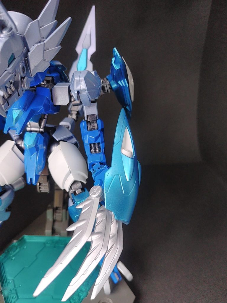 肩はヴィダール、腕はキマリスヴィダールを使ってます。
ヴィダールの武器持ち手のボールジョイントにM.S.Gディテールカバーの武器マウントパーツを組み合わせて爪との接続パーツを作りました。