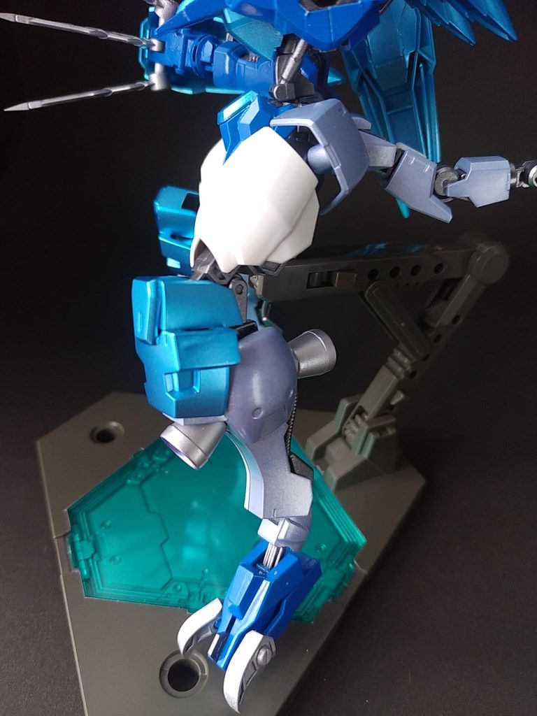 太ももはヘルムヴィーゲ・リンカー
ヒザから下はヴィダールを使いました。
ヒザ装甲は、ヴィダールのヒザの上部にヴィダールの太もも裏側と前面の六角形のパーツを使って大きくしました。
足首はボールデンアームアームズの関節パーツで延長。関節の装甲はヴィダールの二の腕の装甲です。
足はヴィダールのつま先の裏にかかとを接着。接地性の向上とつま先立ちになるようにしました。
爪はM.S.Gフレキシブルアームの爪状パーツです。