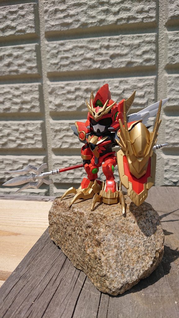 とりあえず口元を削り何か無いかと探していたら目の前にSDCSウイングガンダムゼロEWが…