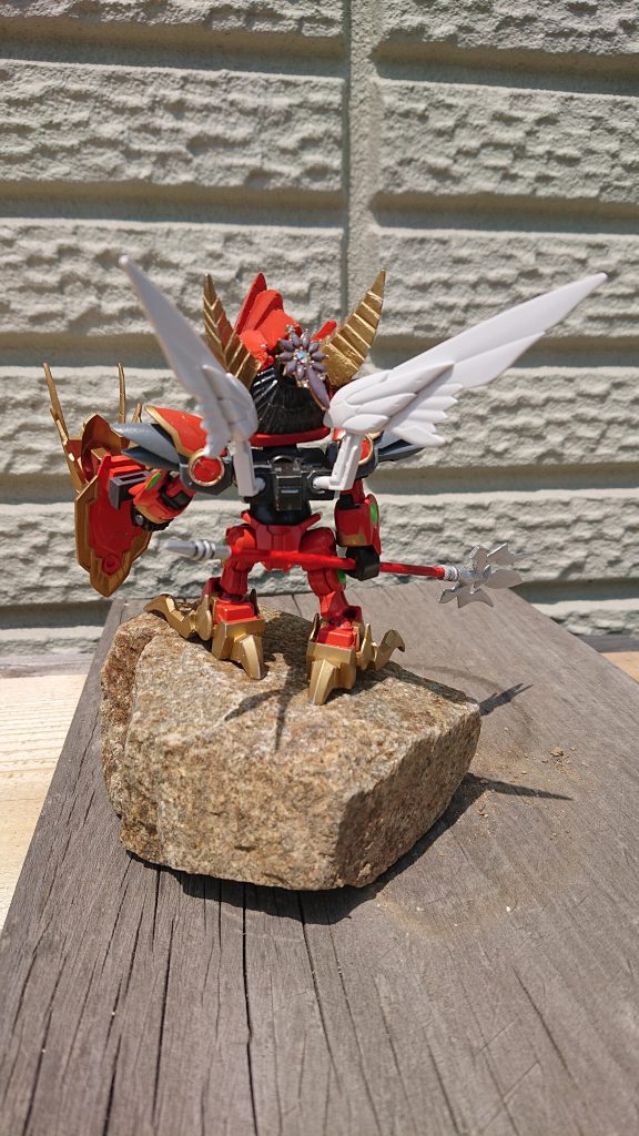 ウイングの接続部を上下反転していらない部分は切断
肩部分の後ろはレジンで複製しました
複製が甘く形が歪だけど後ろ側なので気にしない
髪はランナーで軸を取り100均のアクセサリーを付けました