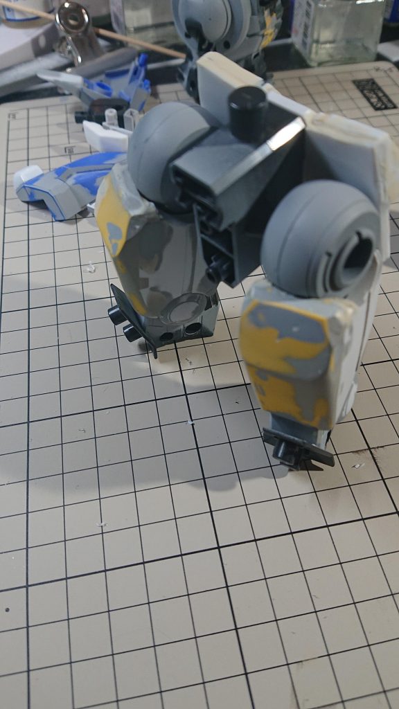 特徴的な太腿部はパテ盛りと削りを繰り返し