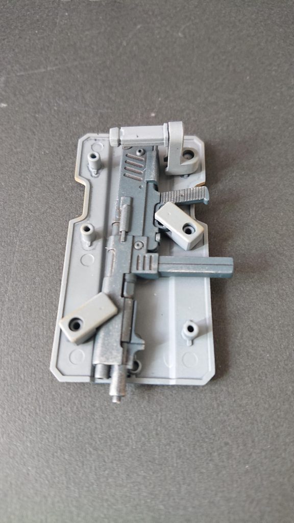 マシンガンはシールド裏に固定できるようにしました。