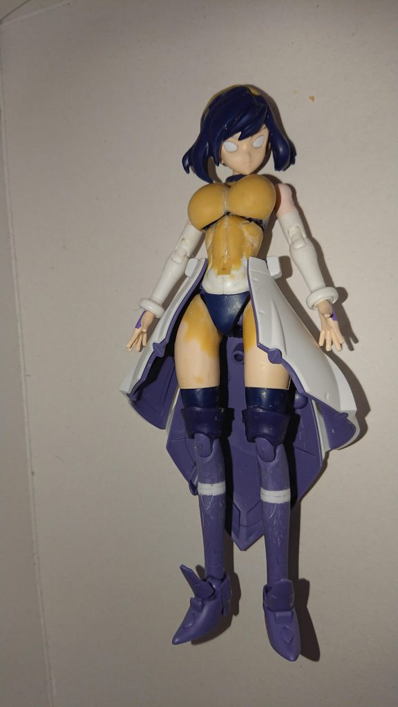 パテを盛った部分を整えます。
腰パーツは胴体に付けるから造形を考えて腰パーツで独立出来るようにしています。