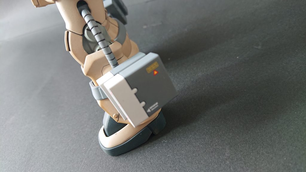 ミサイルポッドにもデカール張りました。