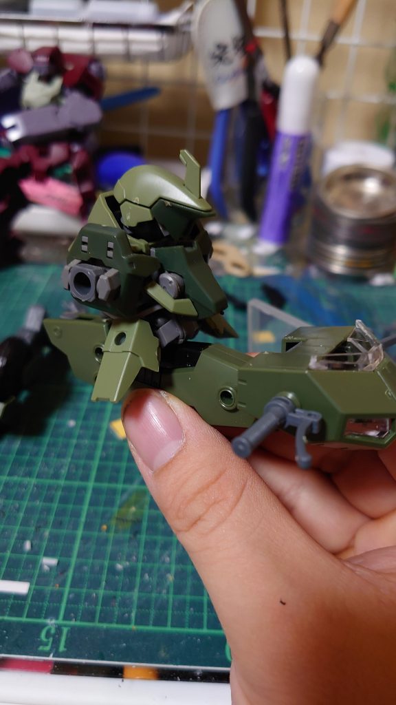 マシンライダーの座席部に穴を空けグレイズの上半身を乗せました
大きな加工はこれだけ