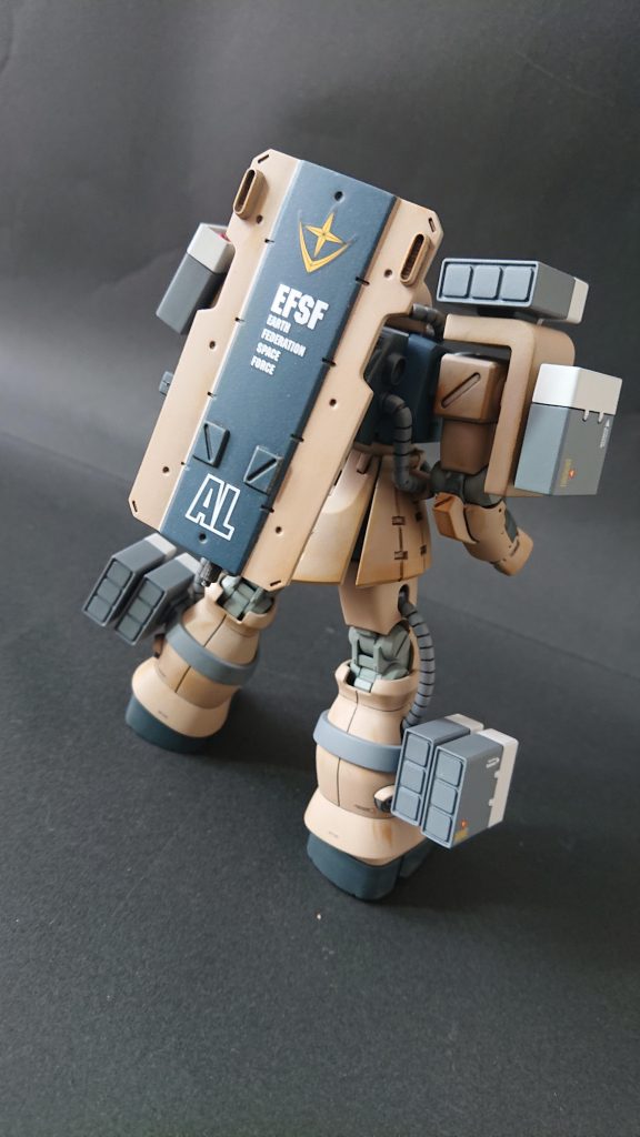 シールドはバックパックに懸架できます。