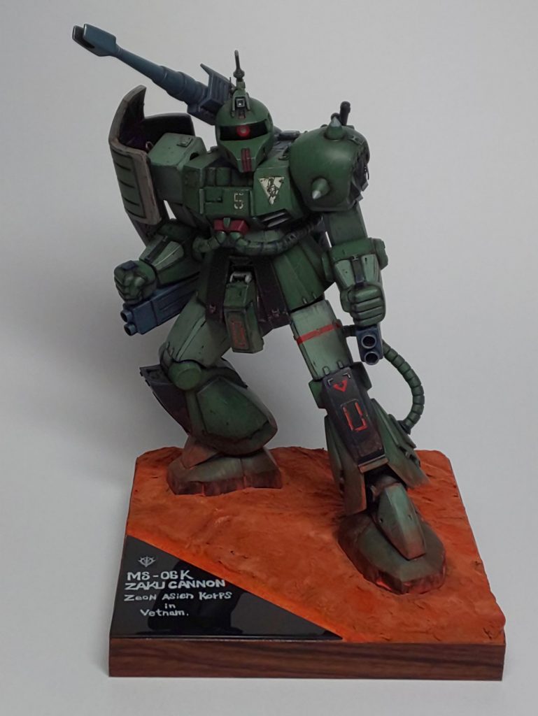 全体像です。
ベトナムの赤い大地のつもりです。
前回の砂ザクと同じパターンの飾り方です。
今回はポーズ微調整可動のために脚着け根と足首に別キットの部品を流用してます。(確かグーンとメリクリウスのジャンク)