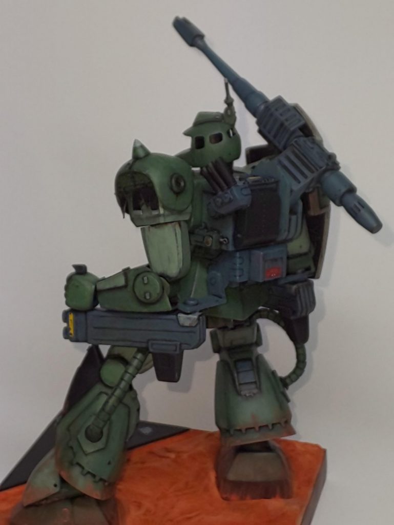 ビッグガン取付けアームを切り離したりして、なんとか思っていた構えポーズをとれました。
ランドセルはデコっただけでキットのままです。(発煙弾発射器は大きく違いますけど…)