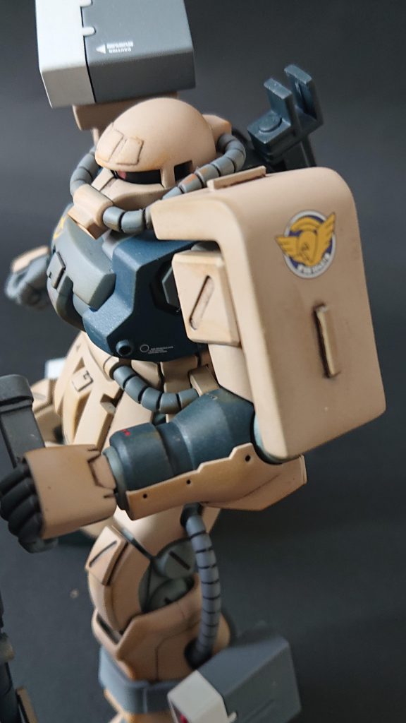 肩はシールドでは無く、ミサイルポッドの装備の為に短く小型化しました。