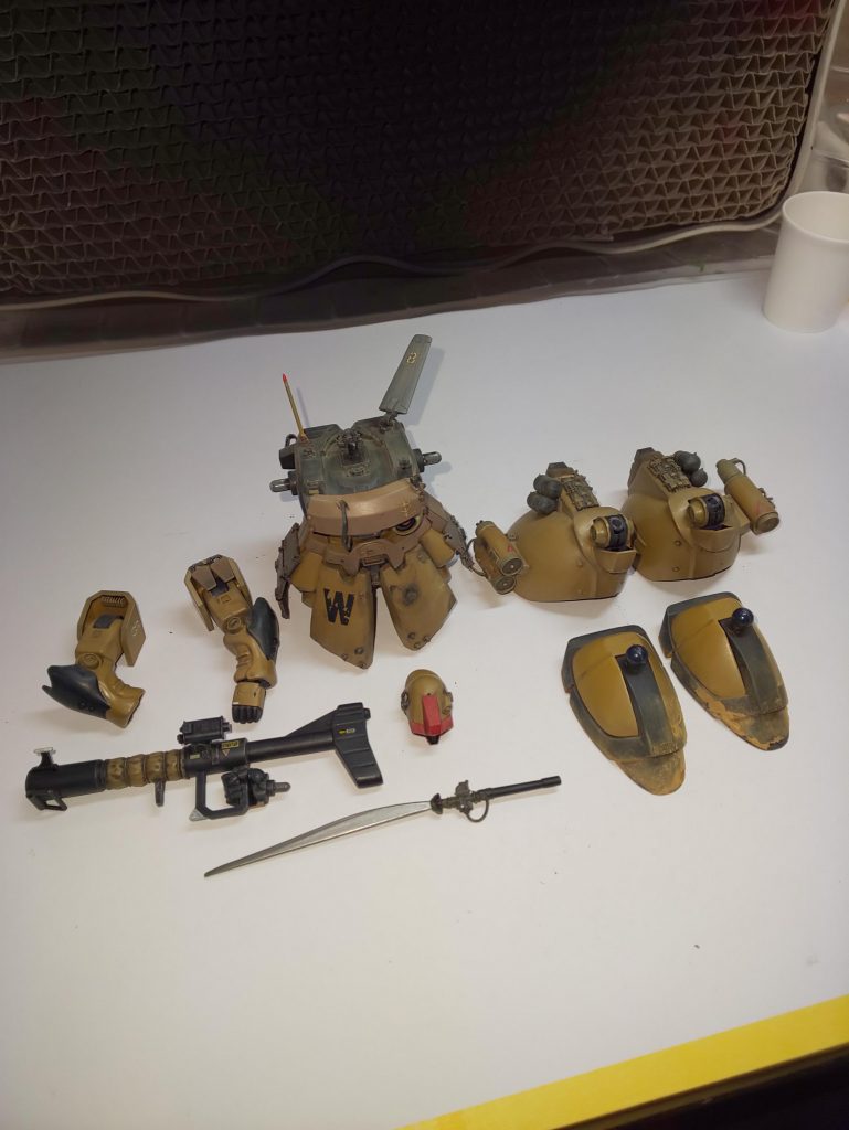 実はこのドムは、過去作のリサイクルです。
この写真は、我が家のマウンテンサイクルから発掘後、修理や色足しや部品付け足しなどをして、ある程度綺麗にした状態です。
この後、新たに飾り台を作って立たせてます。