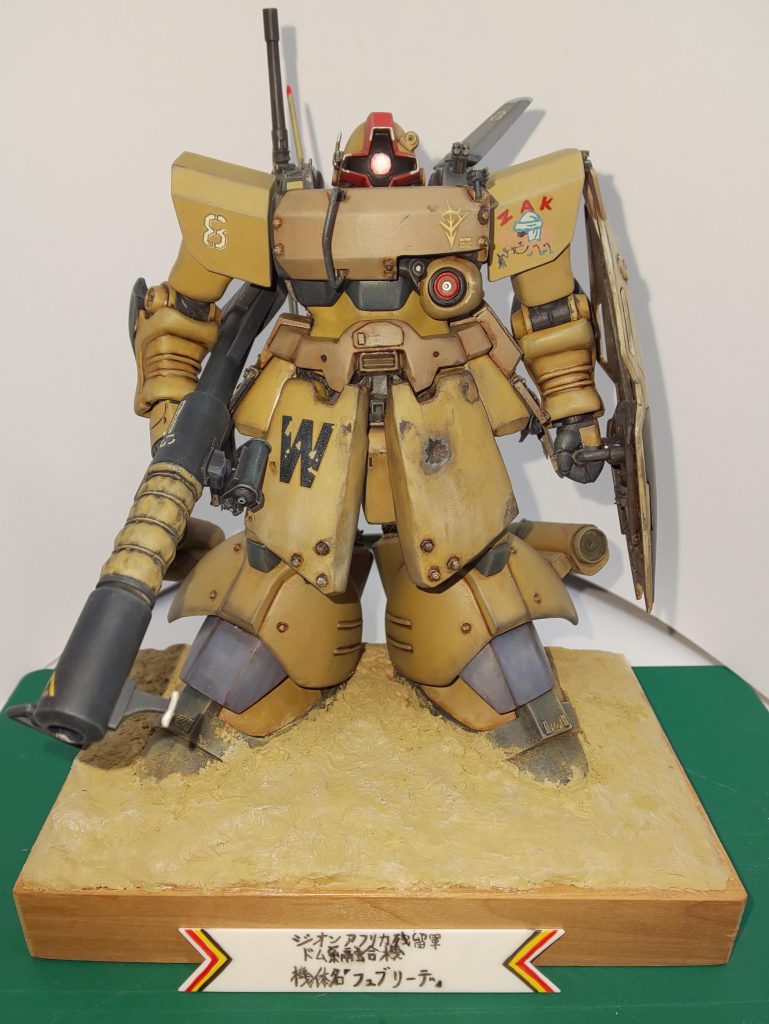 胸部とフロントアーマーを強化し、奪取したコマンド系ジムのシールドを装備。