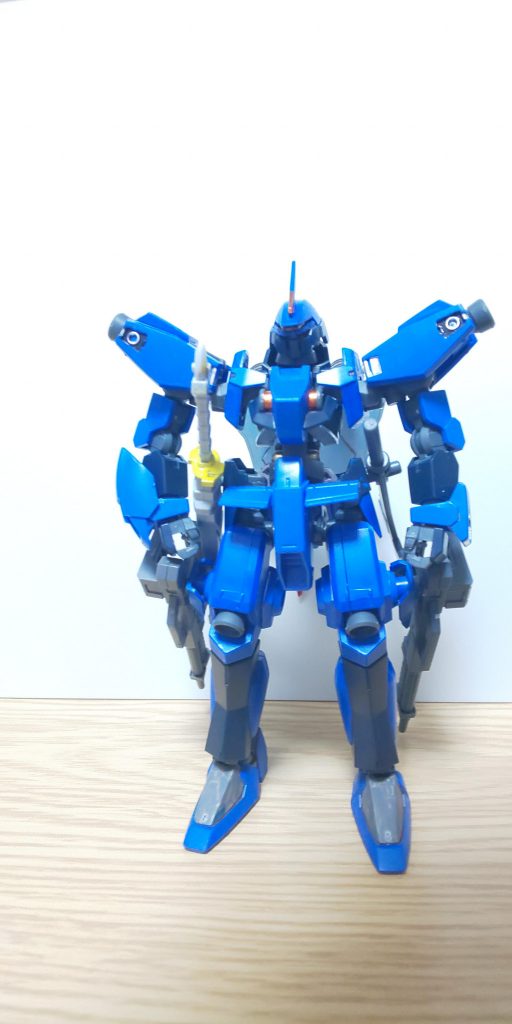 本体はほとんど弄ってないので、ほぼそのままです。

左手首が素グレイズ、両足がデスティニーのものに変更

大腿部のスラスターを武装ハードポイントに改修(ライフル2丁を懸架可能)

サイドスカートのハードポイントにはバトルアックスと太刀を装備。

遠近両方に対応した武装構成です。