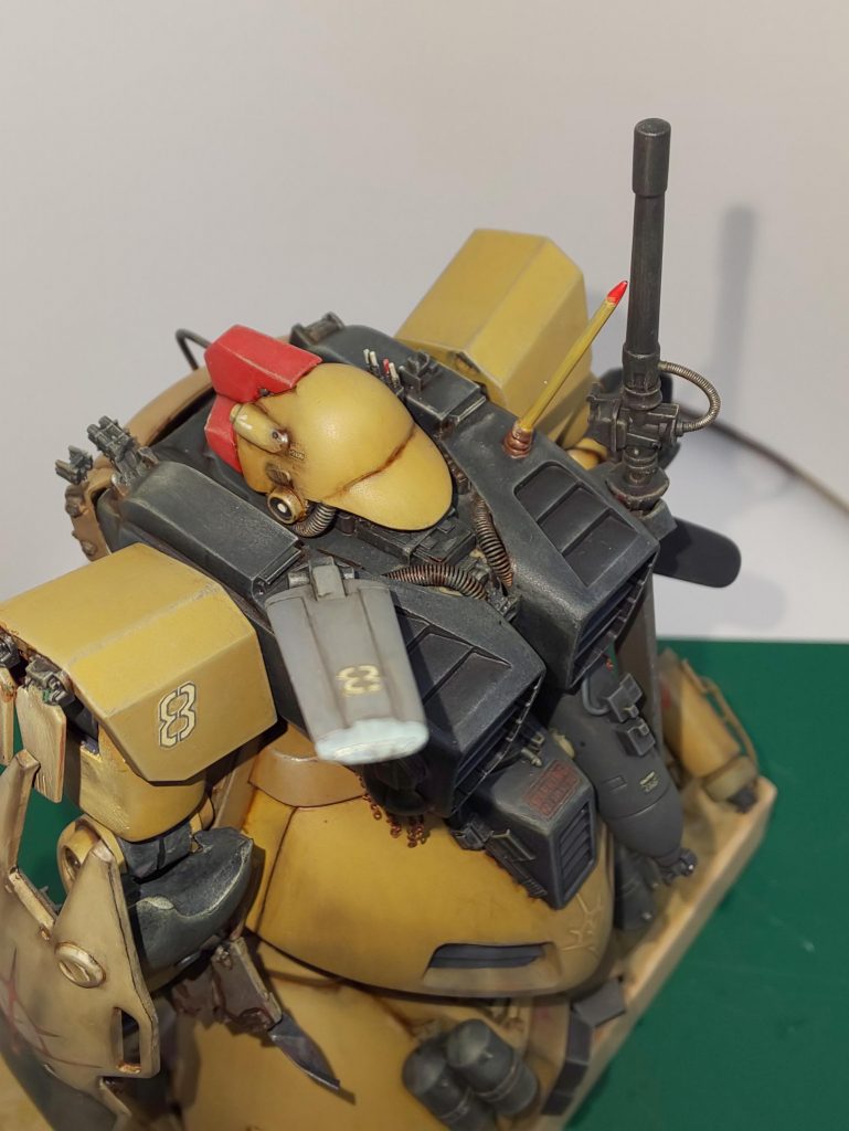 同系列とは言っても 全ての部品規格が同じとは限らないので、そこは整備士達がつなぎの強化フレームやら補器設置やらでなんとか組み上げてます。
ヒートサーベル基部がゴツいのは、刃がガンダリウム合金製で熱伝導率が低いので 大型の電熱変換器を取り付けているからです。もちろん、ガンダリウム合金は闇品です(笑)