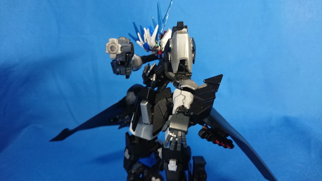 単発式拳銃「デスペンダー」
一撃必殺をメインの本機に合わせて作られた。一発しか装填できないが中れば何者にも阻まれず対象を破壊する、防御貫通の弾丸を使用