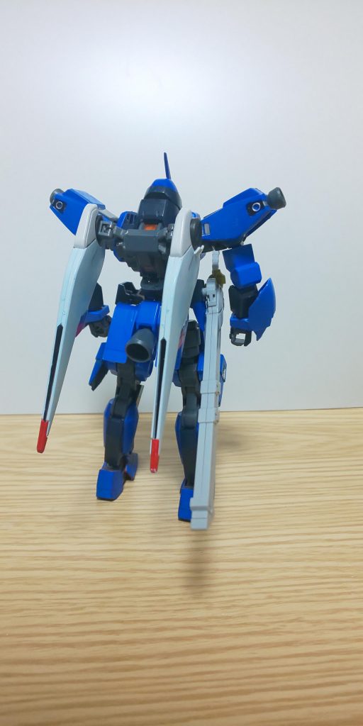 武装を外した状態で前後から

こうしてみると、やっぱり素体そのままです


元の完成度が高くて、どこ弄ってもバランスが崩れちゃうんですよねぇ(腕前ポンコツ)






では、アクションポーズをいくつか