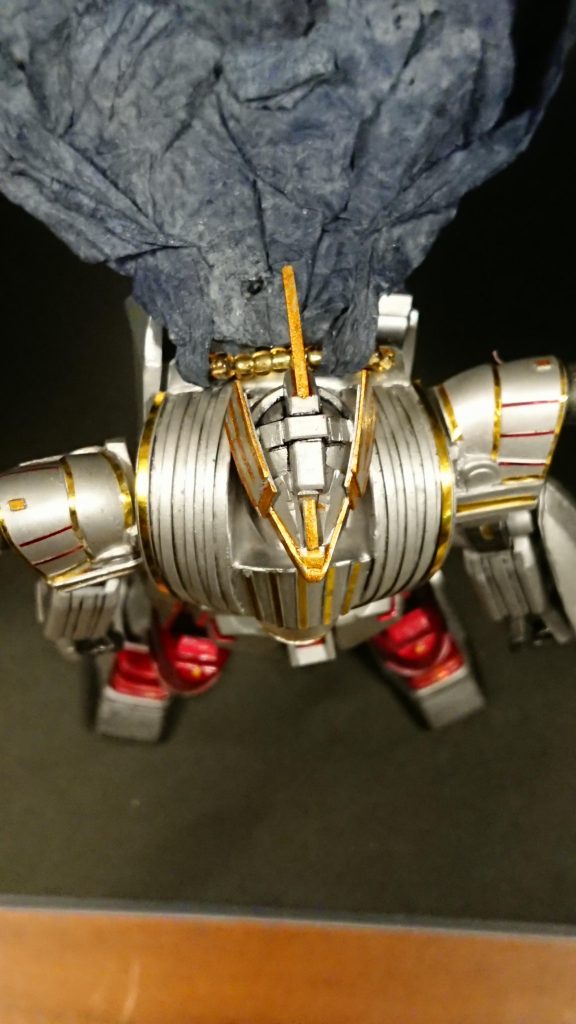 上から見た図。ガンダムの特徴であるV字アンテナはしっくりこなかったので、思い切って外しました。代わりに羽っぽいモノを貼り付けています。