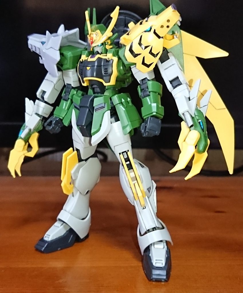 塗装箇所はタイガー拳、ウルフ拳の鼻はガンマカメカグレー、牙はガンマカシルバー
頭部の兜パーツの縁ラインにガンマカイエロー、首もと、胸部の中心にある三角形モールドもガンマカイエローで塗装
あとは各種スラスター部分はメカグレーやらシルバーにしました、センサー系は全てシールです