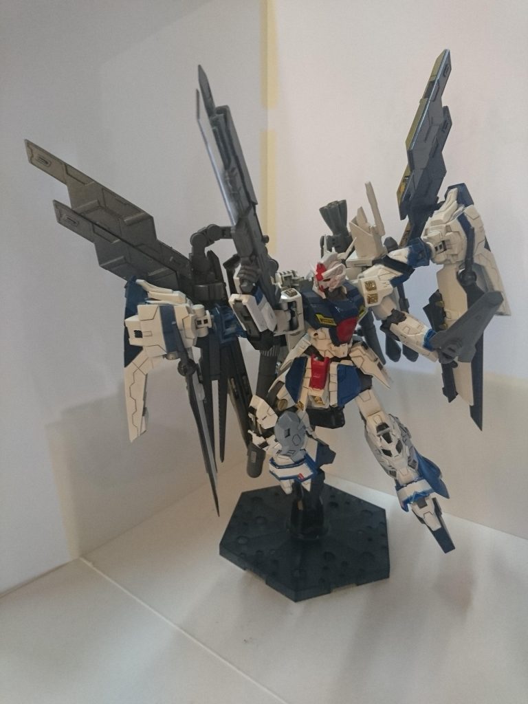 トリニティソードライフルのサイドを取り外し、ショートソードにもなります。