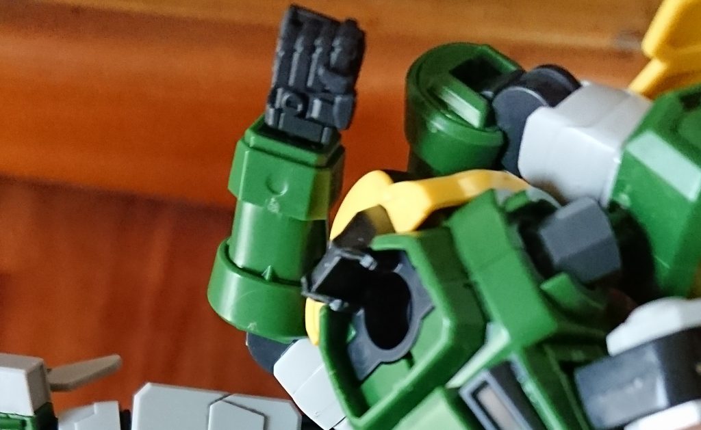 一応制作工程、ということで可動範囲拡大改修その1、腹部のパーツの裏側を少し切り飛ばすことでパケ絵よろしく胴を曲げた武道家らしいためポーズが可能に