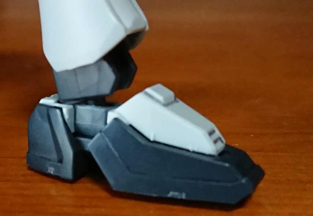 可動範囲拡大改修その2、足首部分の内側に来る部分を切り飛ばすことで、接地性を大幅拡大に成功しました!