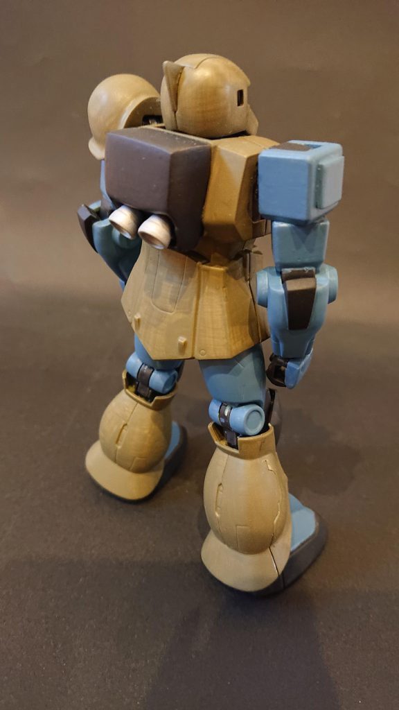 バックパックはポリパテで整形しました。
小学生のランドセルみたいになりました。