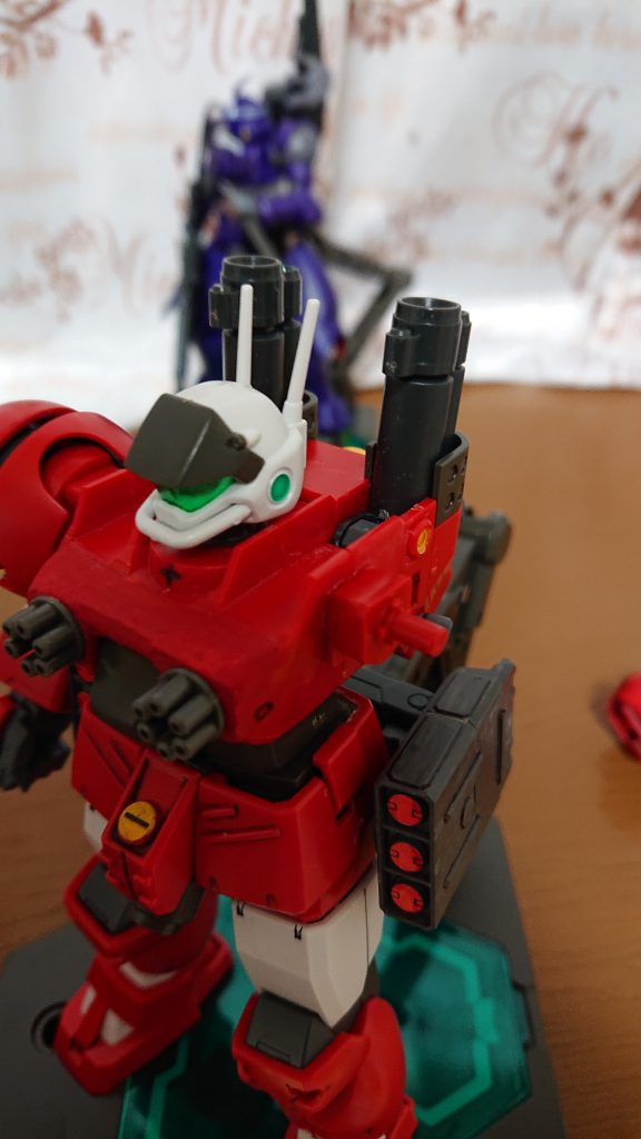 AGE-1タイタスの肩関節を取り付けて肩位置を調整しています